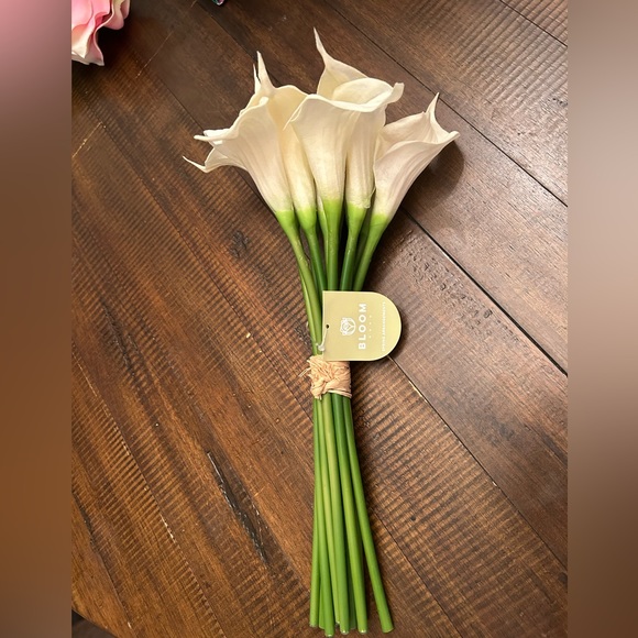 Bunch of white Lillies - Picture 4 of 6